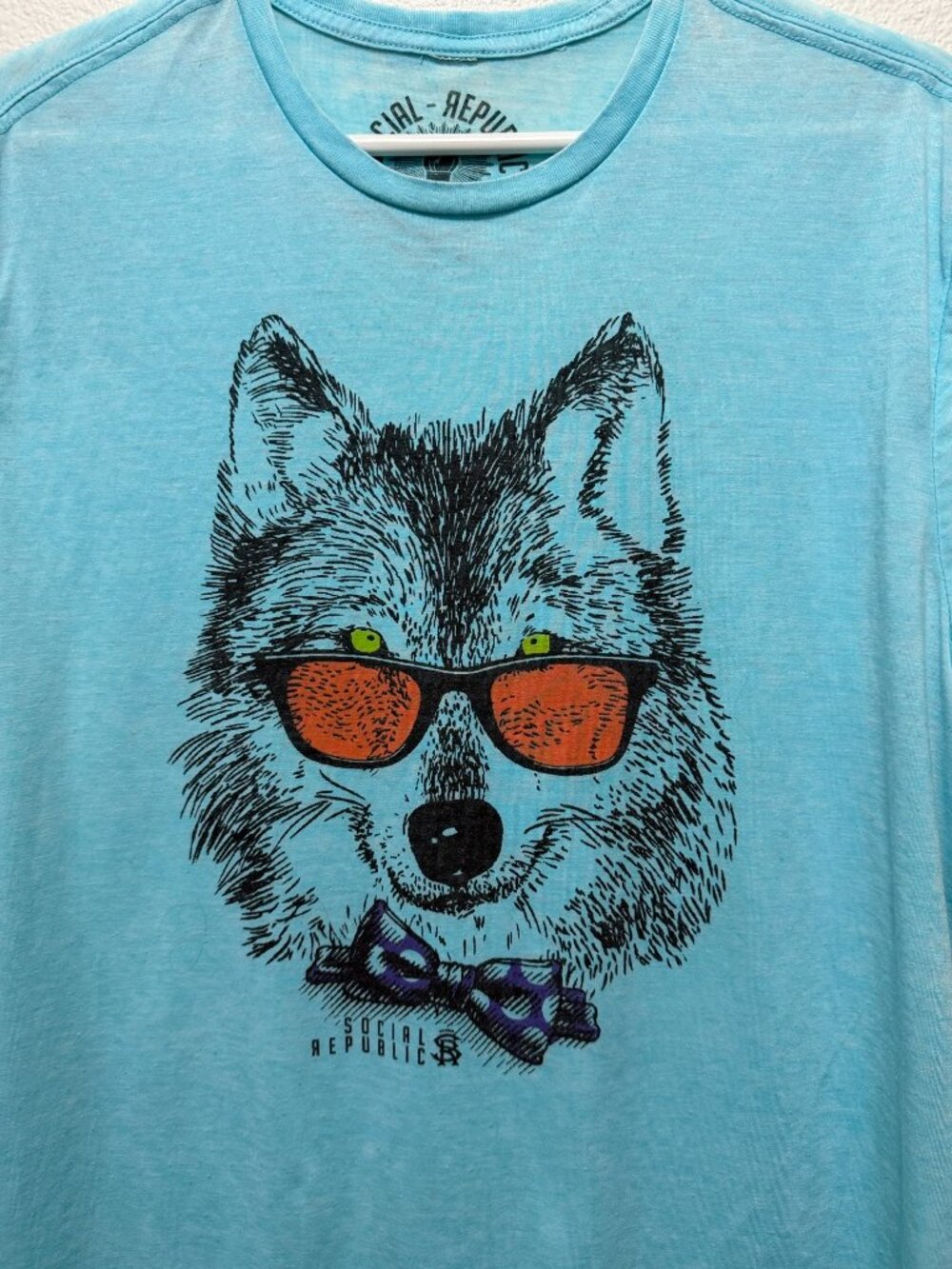Social Republic blue short sleeve men's t-shirt, wolf in sunglasses graphic, L